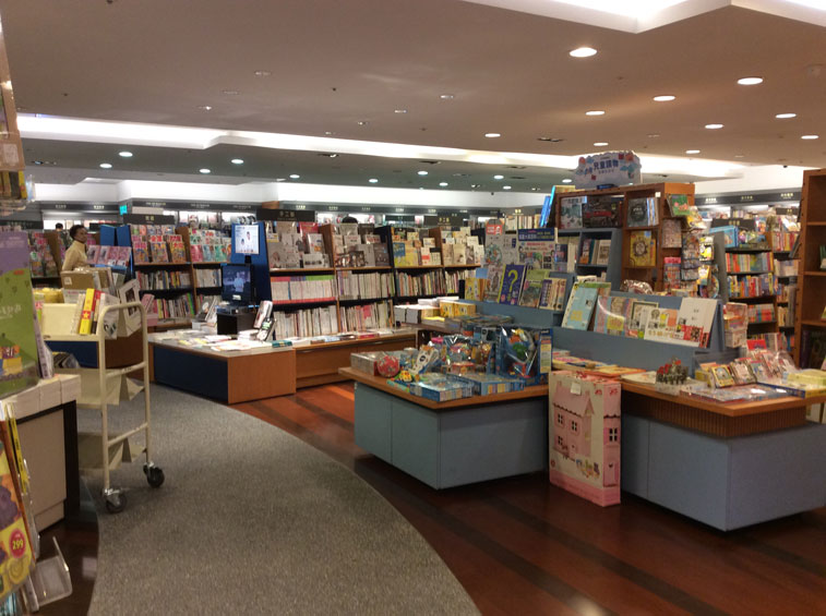 kinokuniya-bookshelves