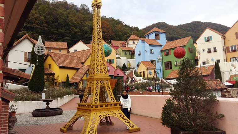 petite-france-eiffel-tower