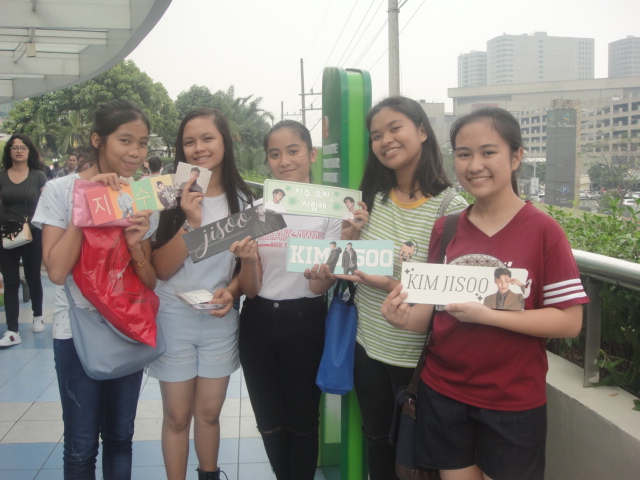 Students Selling Ji-Soo Banners